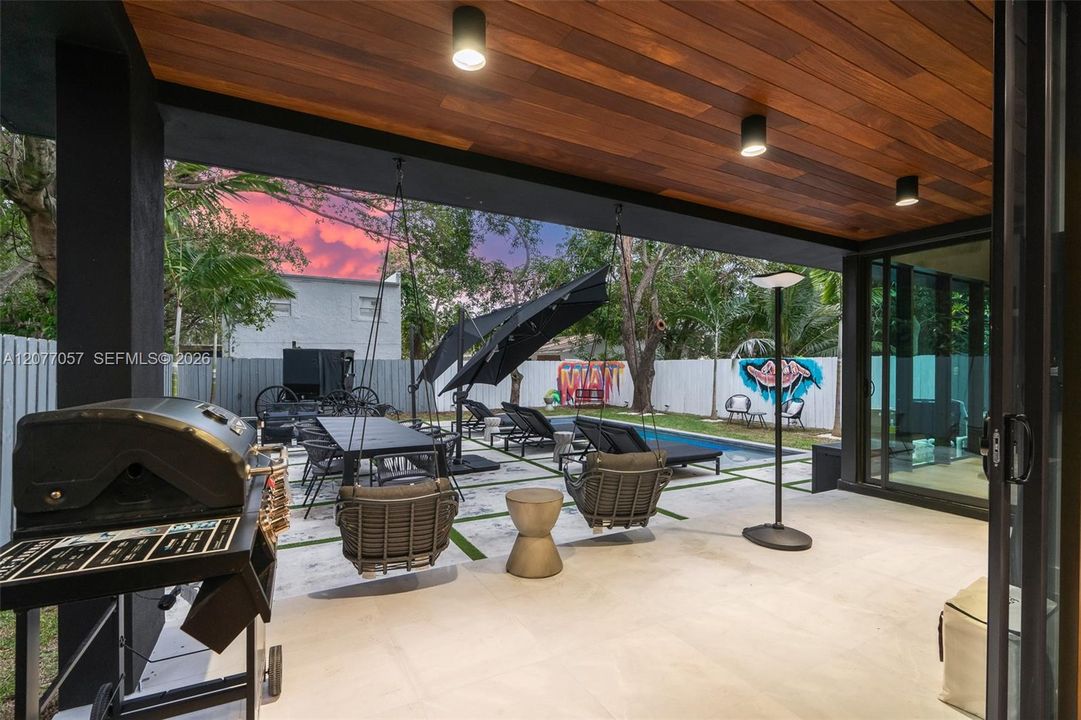 For Sale: $2,290,000 (5 beds, 3 baths, 1940 Square Feet)
