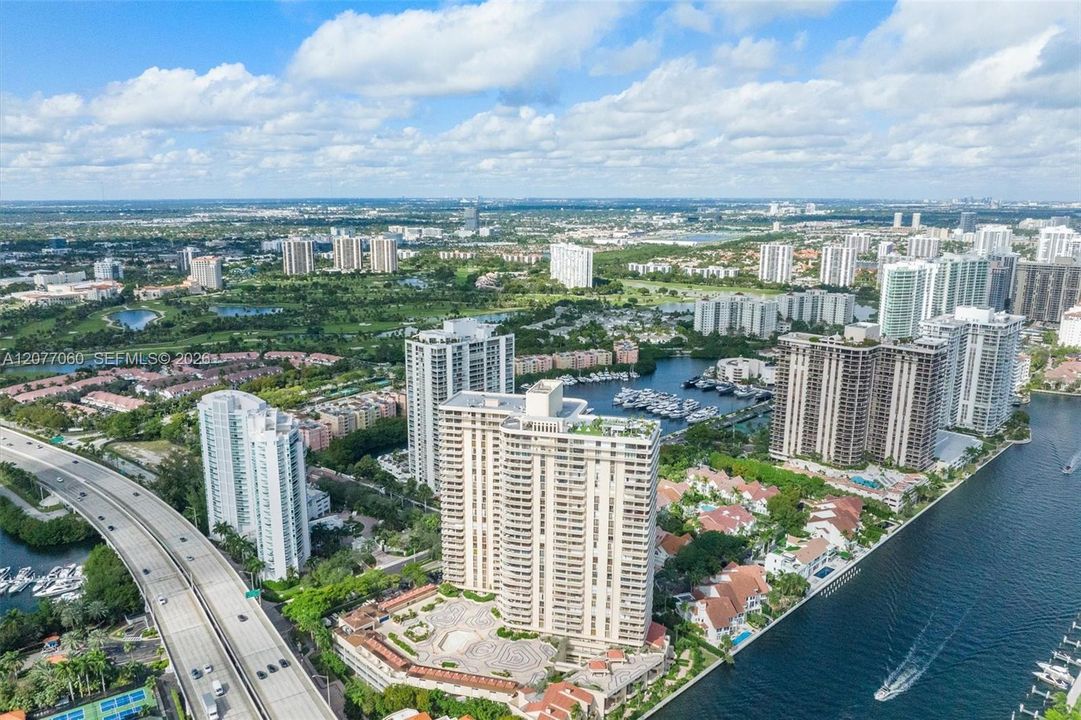 На продажу: $399,999 (2 спален, 2 ванн, 1512 Квадратных фут)