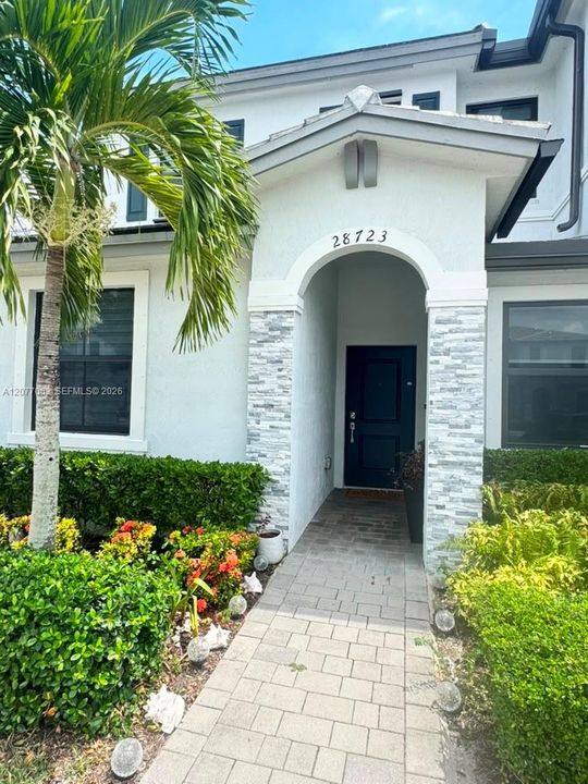 For Rent: $2,500 (3 beds, 3 baths, 1328 Square Feet)