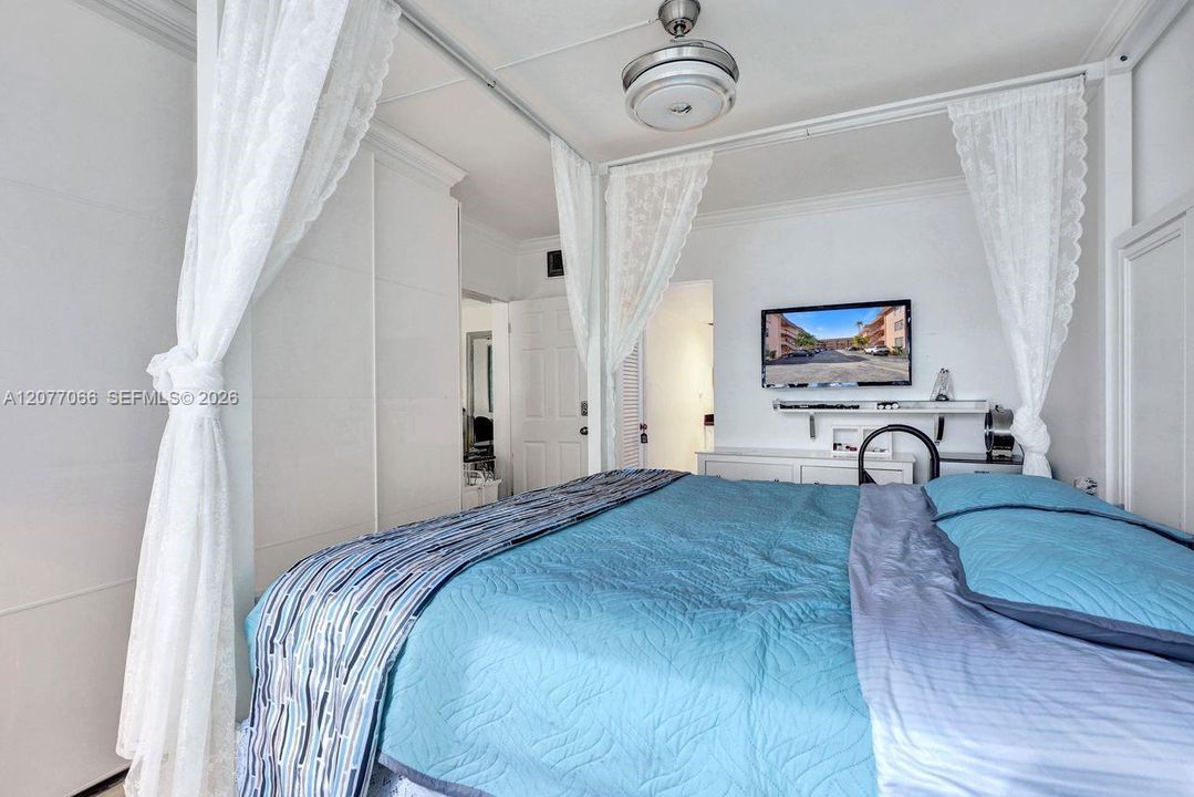 For Sale: $190,000 (1 beds, 1 baths, 846 Square Feet)