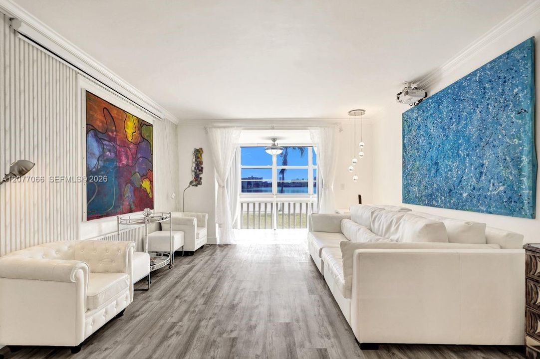 For Sale: $190,000 (1 beds, 1 baths, 846 Square Feet)