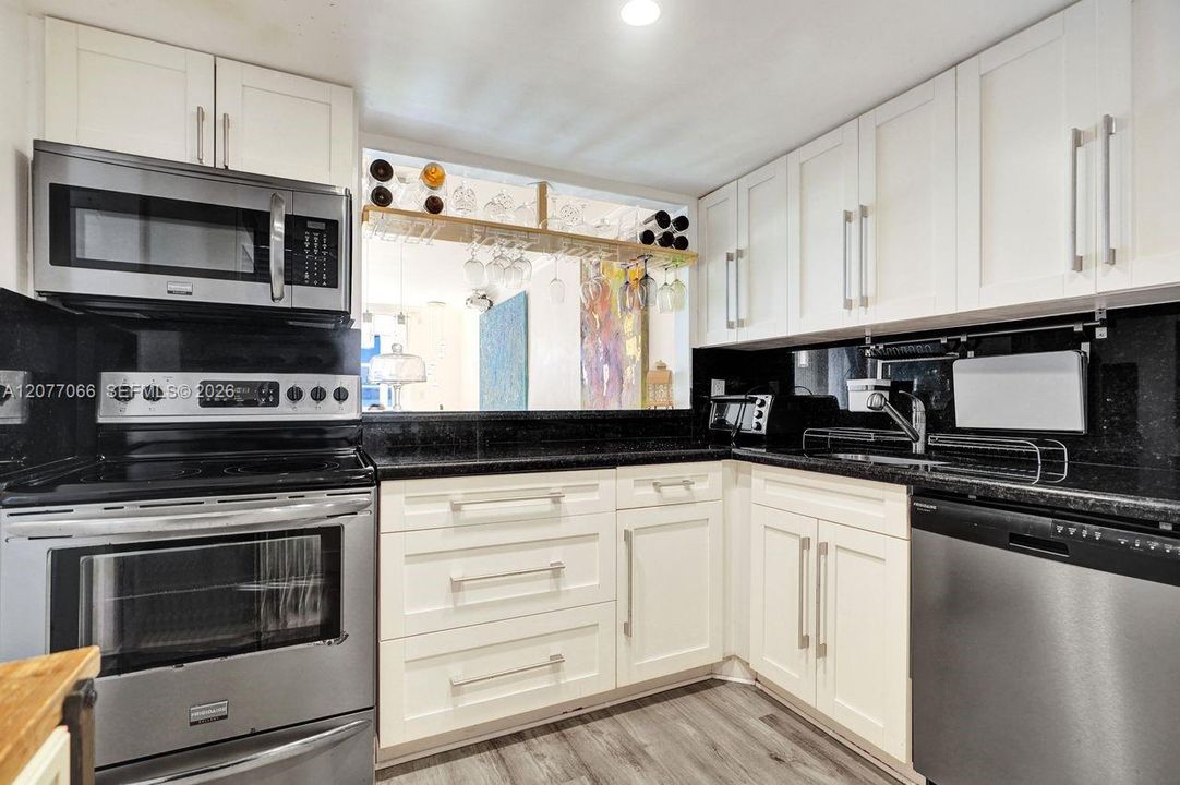 For Sale: $190,000 (1 beds, 1 baths, 846 Square Feet)