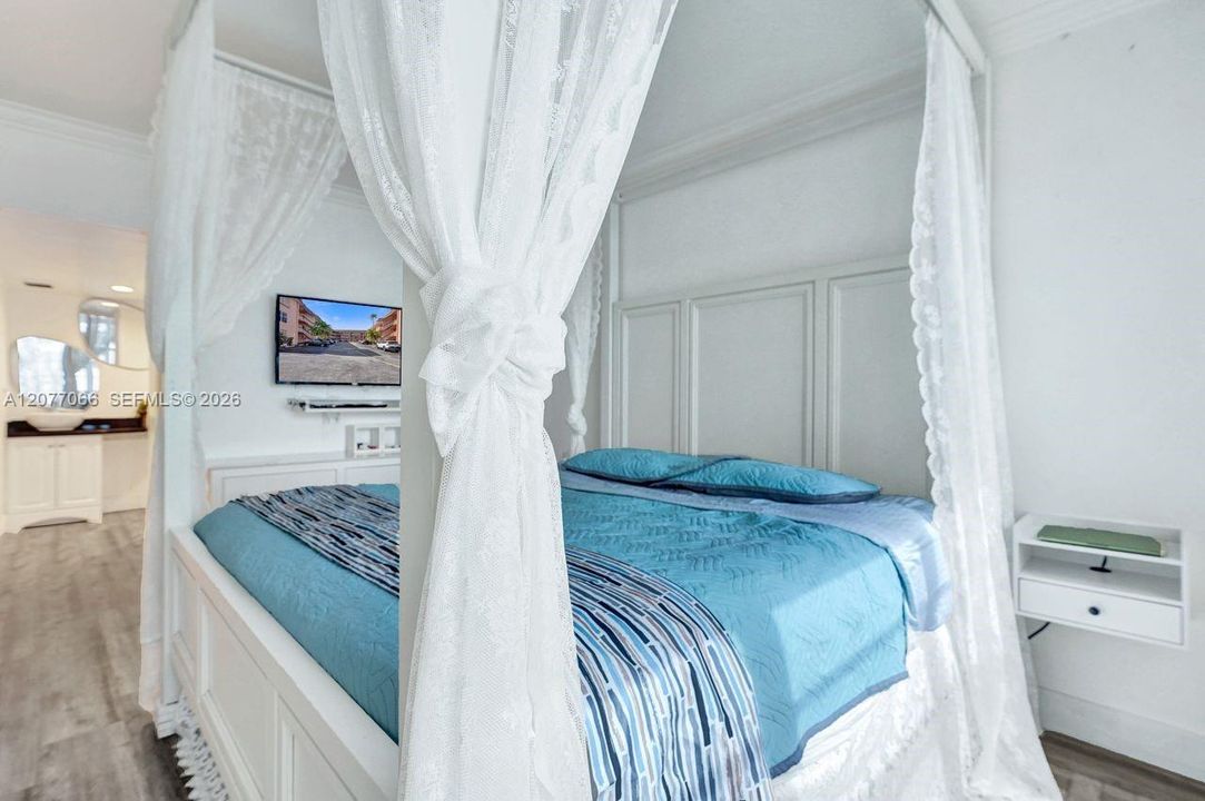 For Sale: $190,000 (1 beds, 1 baths, 846 Square Feet)