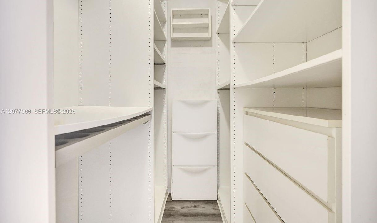 For Sale: $190,000 (1 beds, 1 baths, 846 Square Feet)