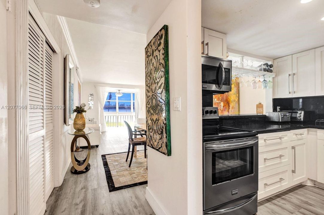 For Sale: $190,000 (1 beds, 1 baths, 846 Square Feet)