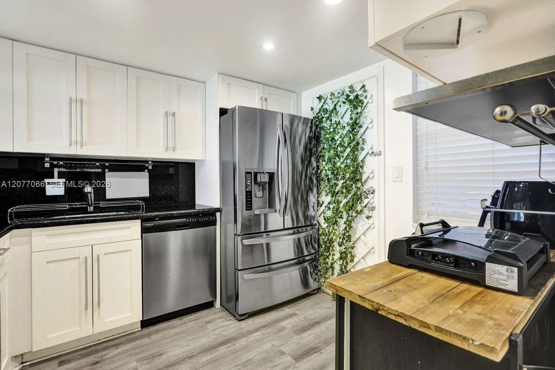 For Sale: $190,000 (1 beds, 1 baths, 846 Square Feet)