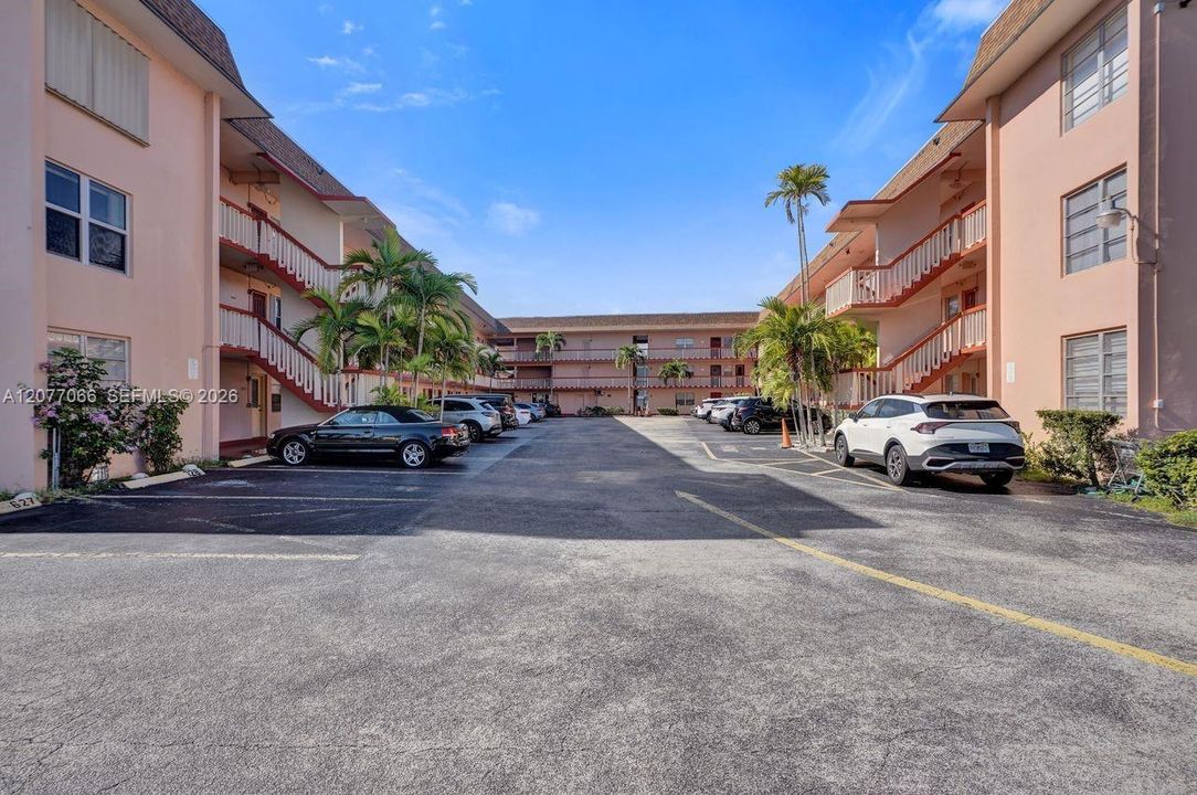 For Sale: $190,000 (1 beds, 1 baths, 846 Square Feet)