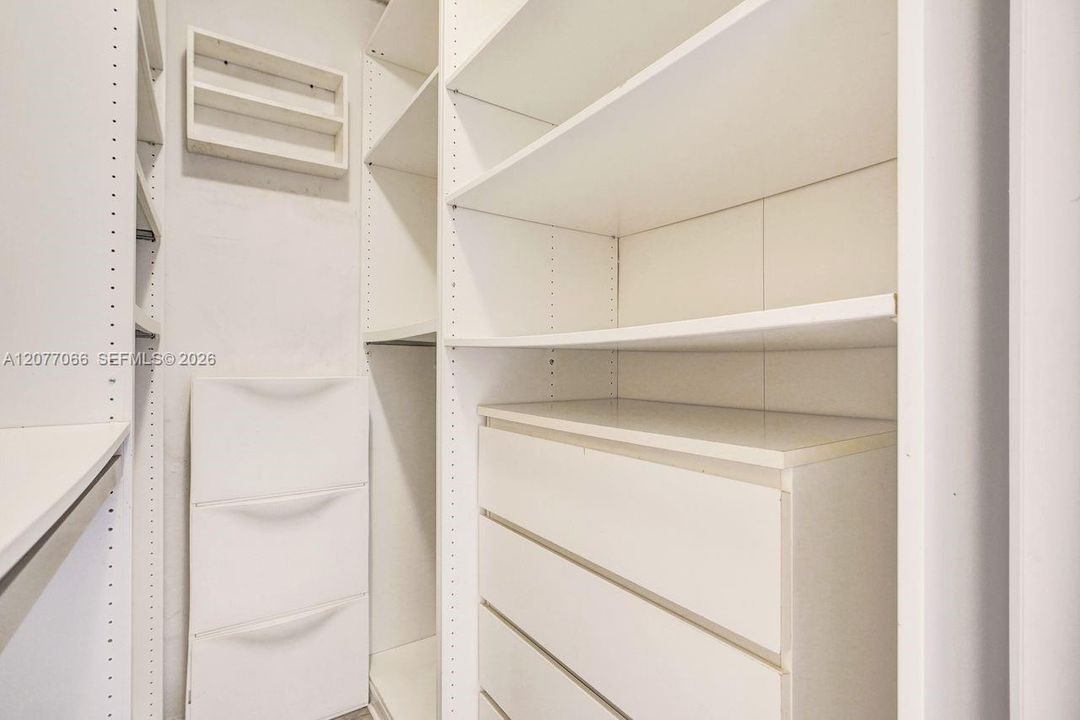 For Sale: $190,000 (1 beds, 1 baths, 846 Square Feet)