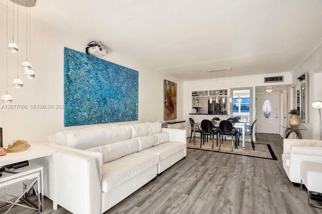 For Sale: $190,000 (1 beds, 1 baths, 846 Square Feet)