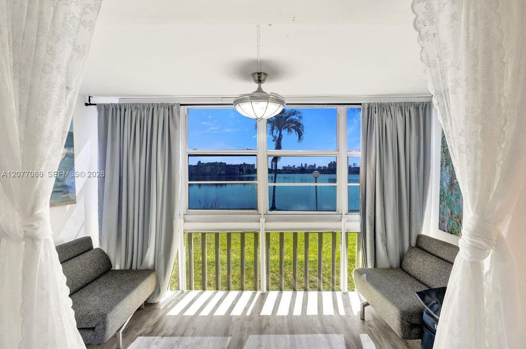 For Sale: $190,000 (1 beds, 1 baths, 846 Square Feet)