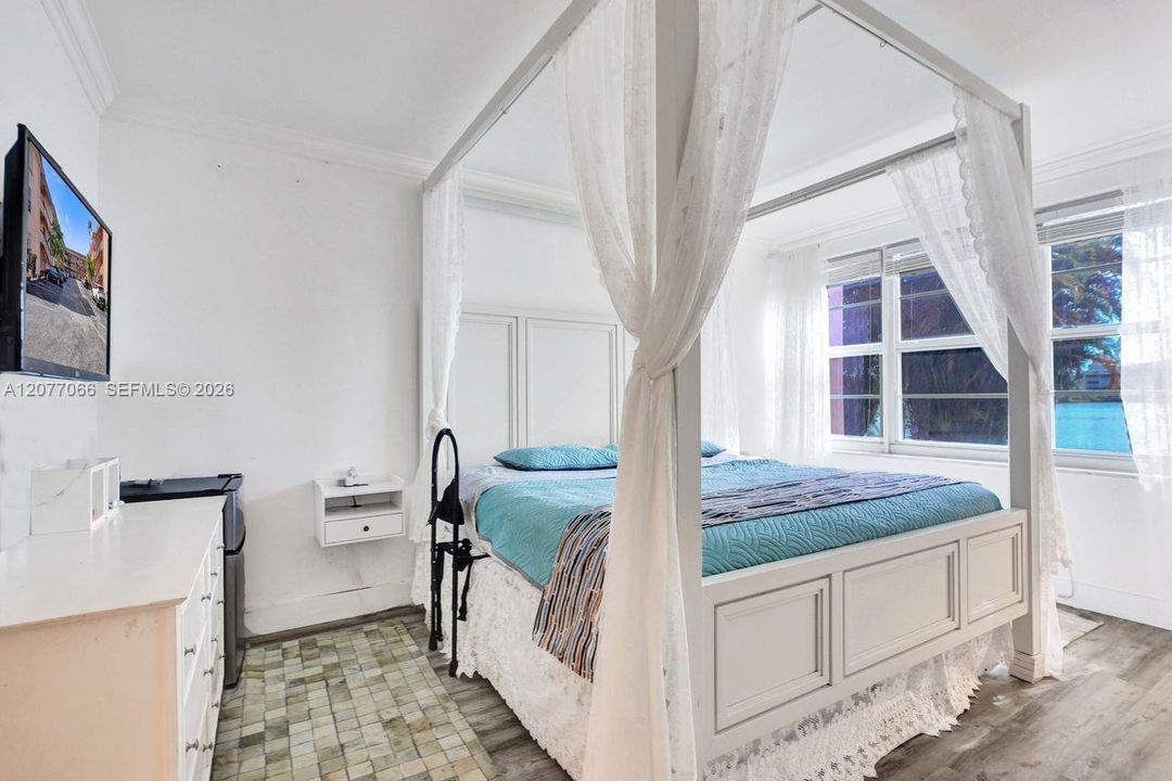 For Sale: $190,000 (1 beds, 1 baths, 846 Square Feet)