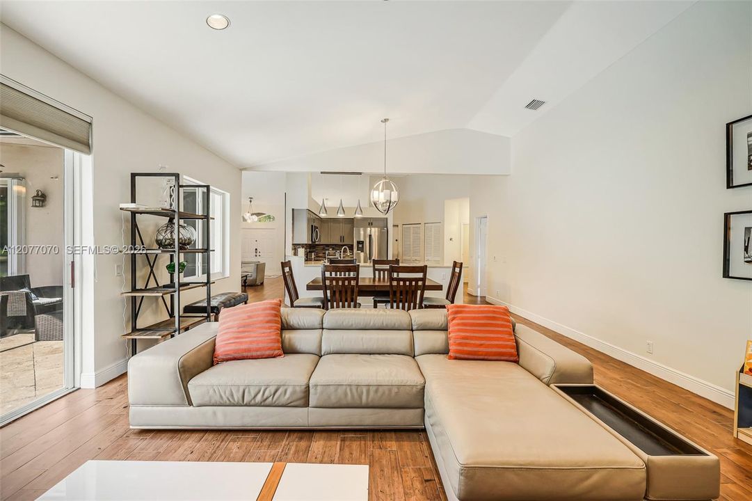 For Rent: $7,100 (5 beds, 3 baths, 2712 Square Feet)
