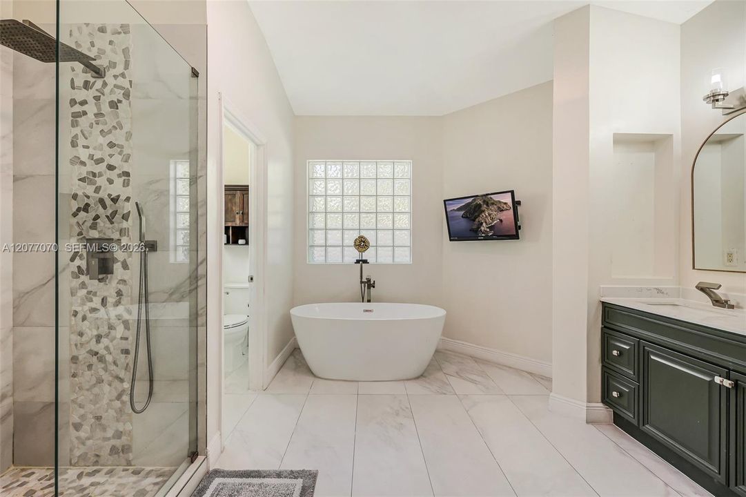 For Rent: $7,100 (5 beds, 3 baths, 2712 Square Feet)