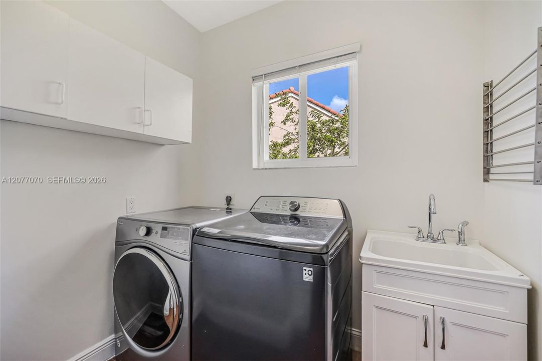 For Rent: $7,100 (5 beds, 3 baths, 2712 Square Feet)