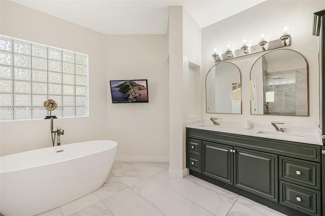 For Rent: $7,100 (5 beds, 3 baths, 2712 Square Feet)