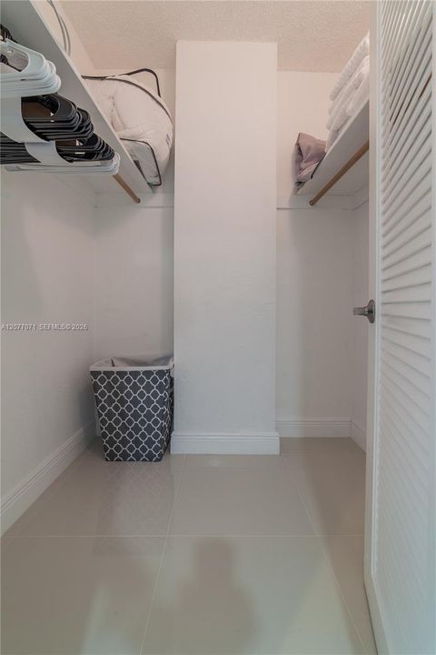 For Rent: $2,550 (1 beds, 1 baths, 1000 Square Feet)
