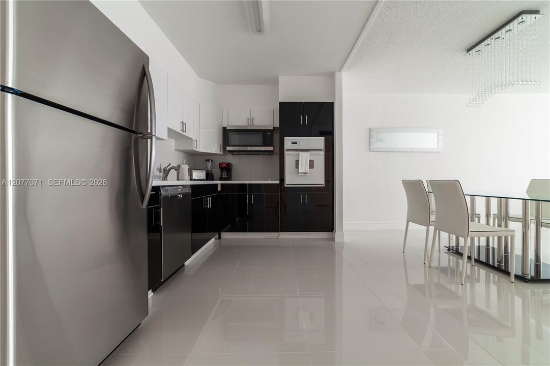 For Rent: $2,550 (1 beds, 1 baths, 1000 Square Feet)
