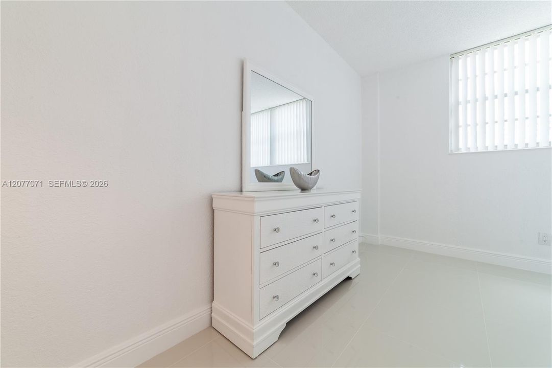 For Rent: $2,550 (1 beds, 1 baths, 1000 Square Feet)
