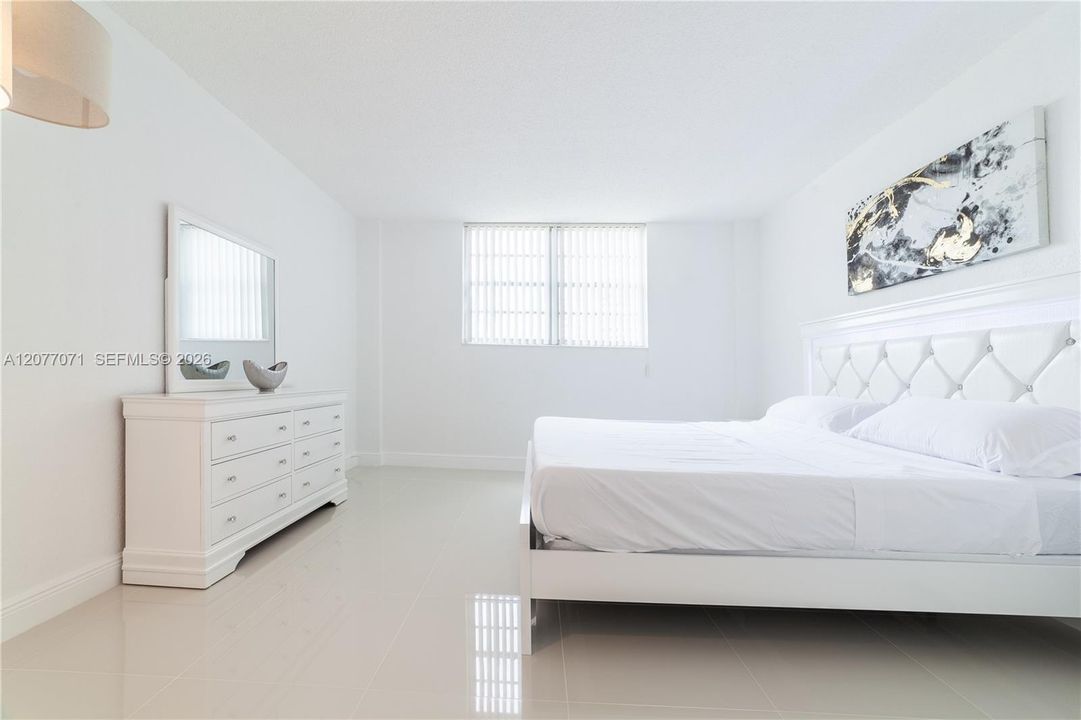 For Rent: $2,550 (1 beds, 1 baths, 1000 Square Feet)