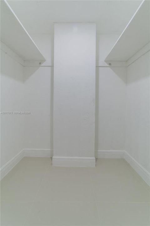 For Rent: $2,550 (1 beds, 1 baths, 1000 Square Feet)