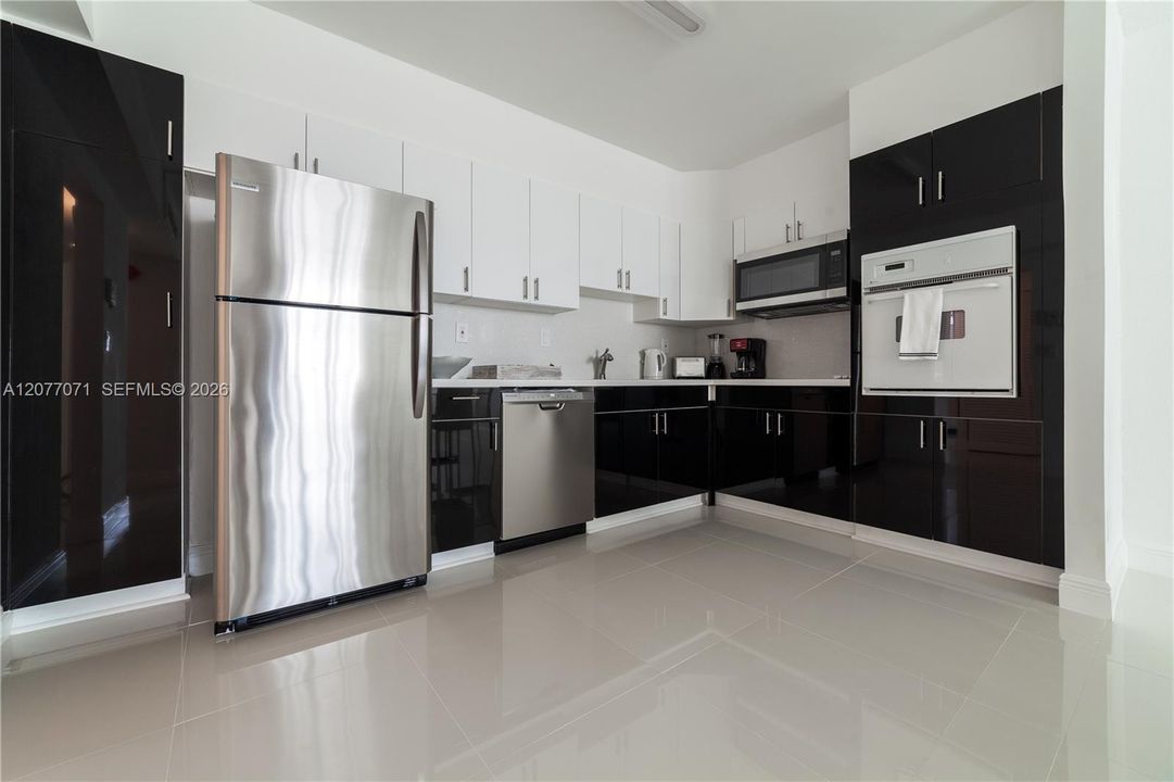 For Rent: $2,550 (1 beds, 1 baths, 1000 Square Feet)
