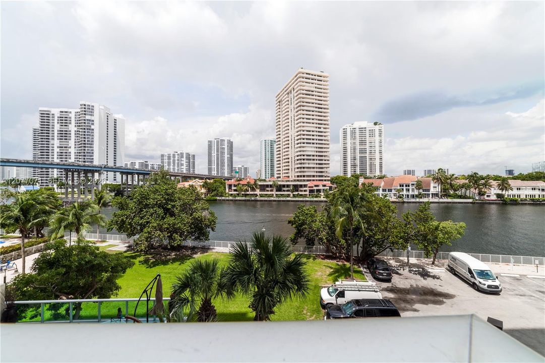For Rent: $2,550 (1 beds, 1 baths, 1000 Square Feet)