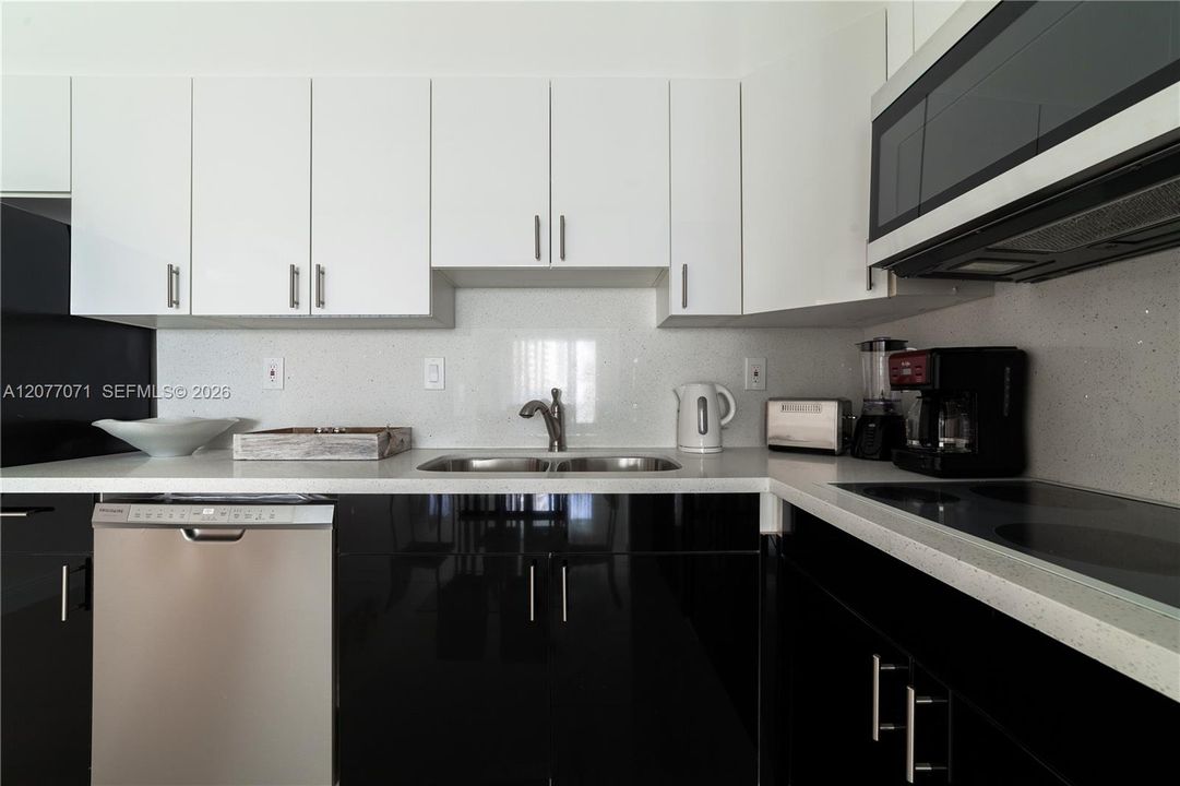 For Rent: $2,550 (1 beds, 1 baths, 1000 Square Feet)