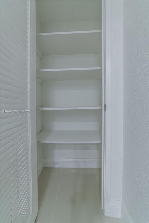 For Rent: $2,550 (1 beds, 1 baths, 1000 Square Feet)