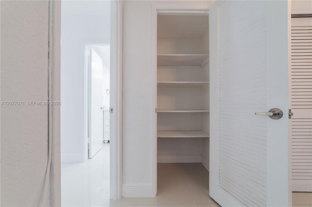 For Rent: $2,550 (1 beds, 1 baths, 1000 Square Feet)