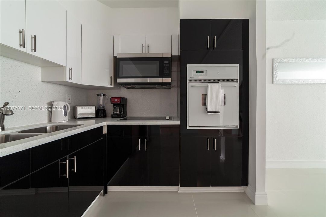 For Rent: $2,550 (1 beds, 1 baths, 1000 Square Feet)
