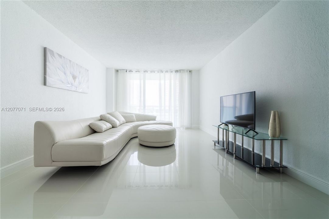 For Rent: $2,550 (1 beds, 1 baths, 1000 Square Feet)