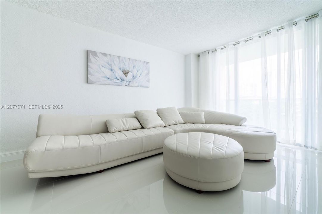 For Rent: $2,550 (1 beds, 1 baths, 1000 Square Feet)