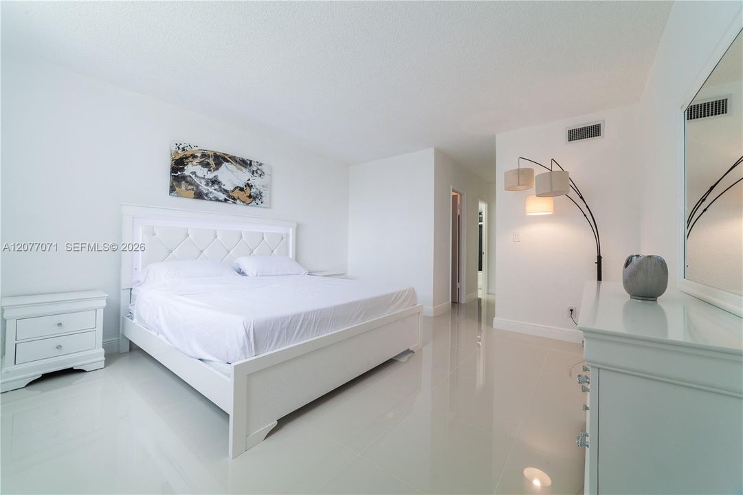 For Rent: $2,550 (1 beds, 1 baths, 1000 Square Feet)