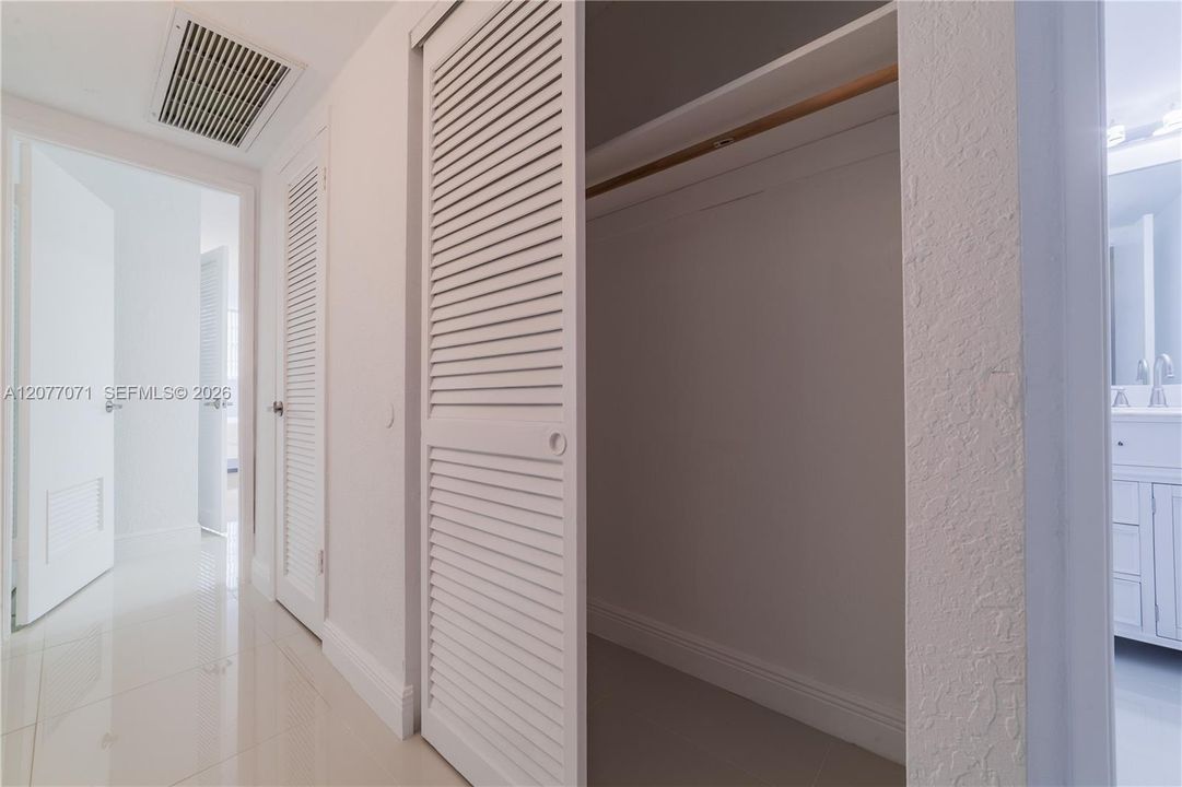 For Rent: $2,550 (1 beds, 1 baths, 1000 Square Feet)