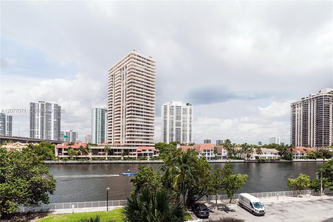 For Rent: $2,550 (1 beds, 1 baths, 1000 Square Feet)