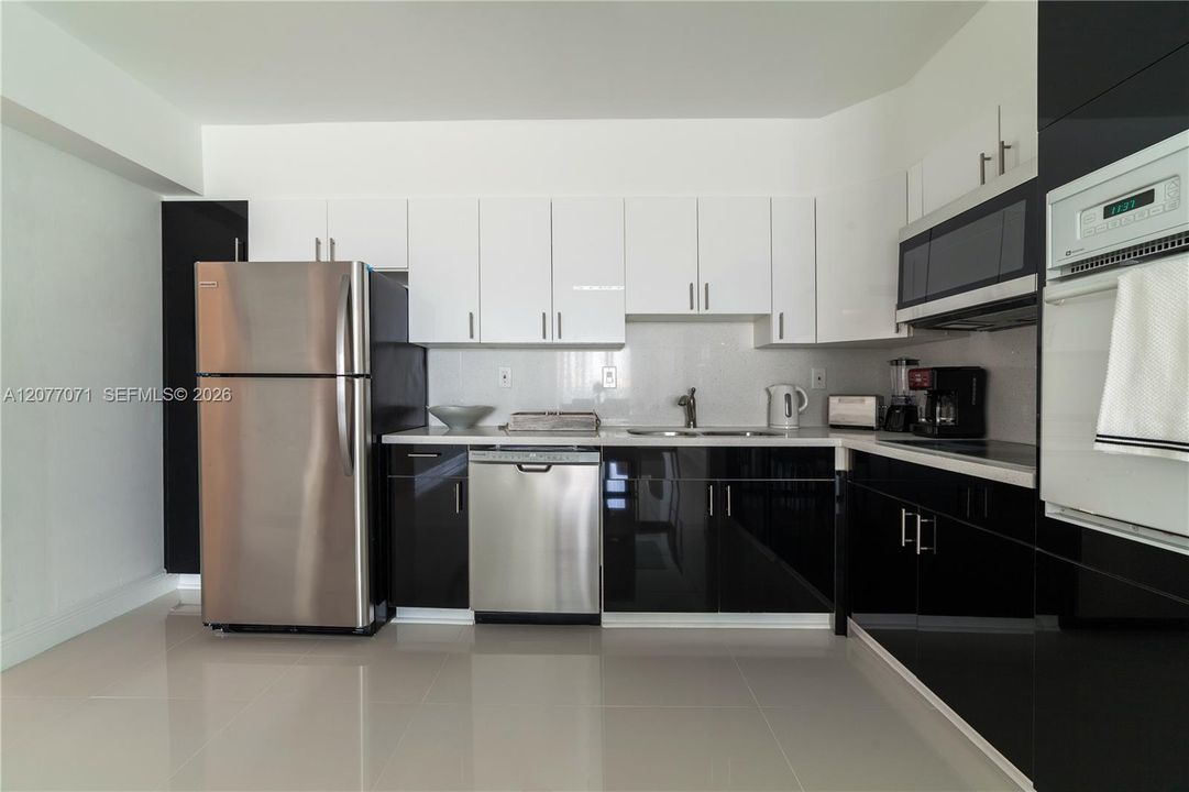 For Rent: $2,550 (1 beds, 1 baths, 1000 Square Feet)