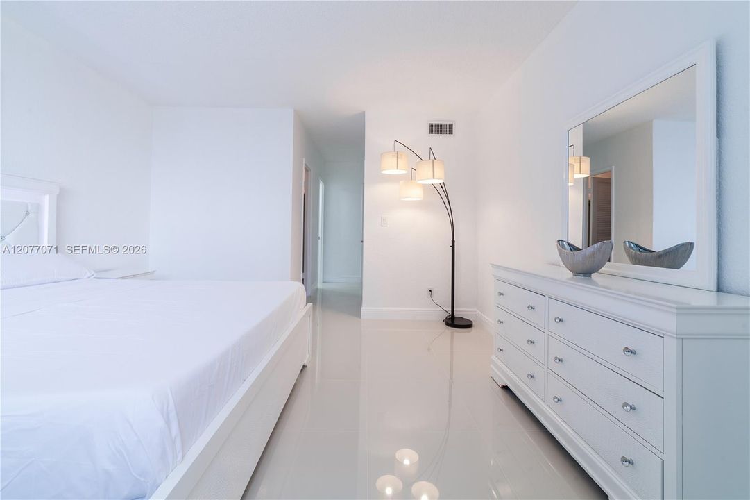 For Rent: $2,550 (1 beds, 1 baths, 1000 Square Feet)