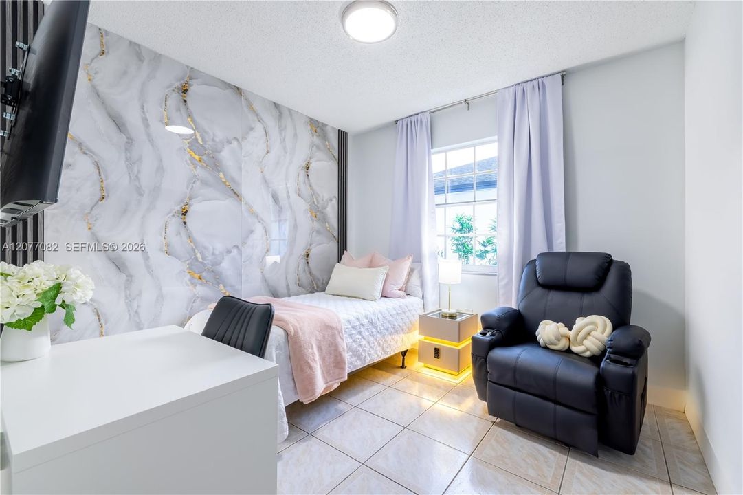 En Venta: $675,000 (4 camas, 2 baños, 1836 Pies cuadrados)