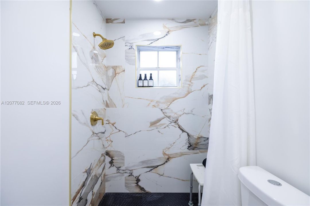 En Venta: $675,000 (4 camas, 2 baños, 1836 Pies cuadrados)