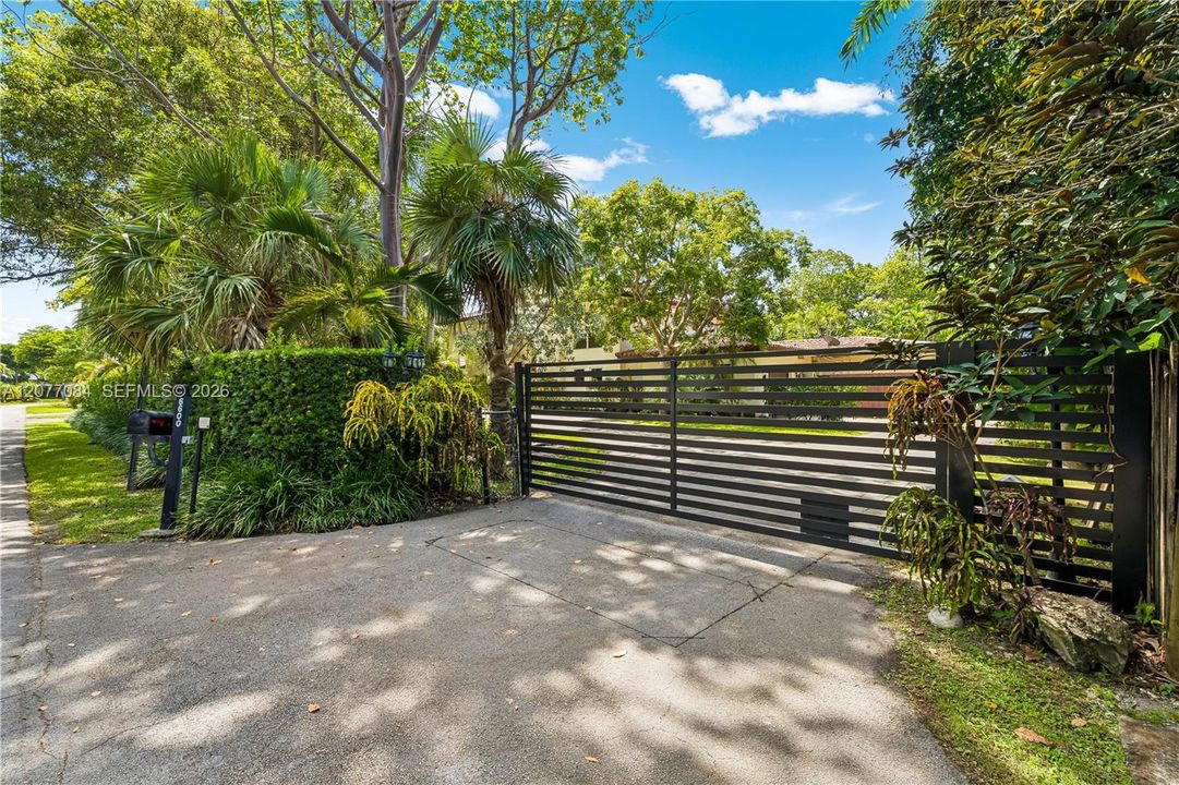 For Sale: $5,785,000 (6 beds, 7 baths, 7563 Square Feet)