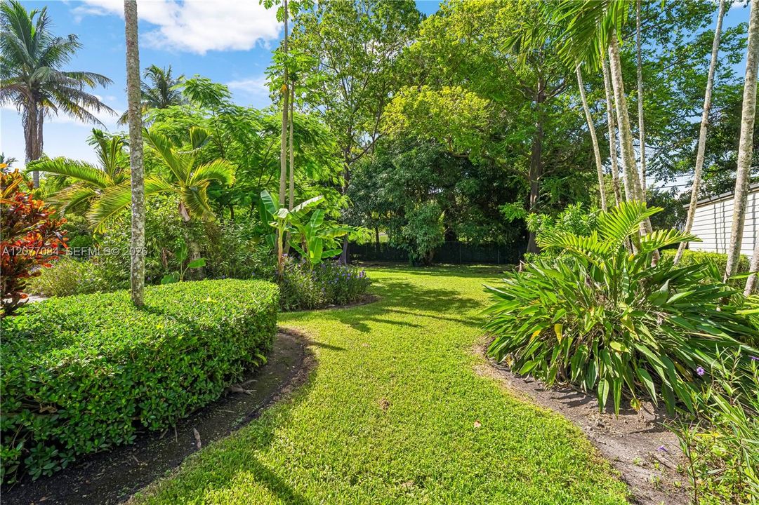 For Sale: $5,785,000 (6 beds, 7 baths, 7563 Square Feet)
