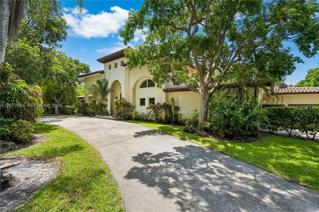 For Sale: $5,785,000 (6 beds, 7 baths, 7563 Square Feet)