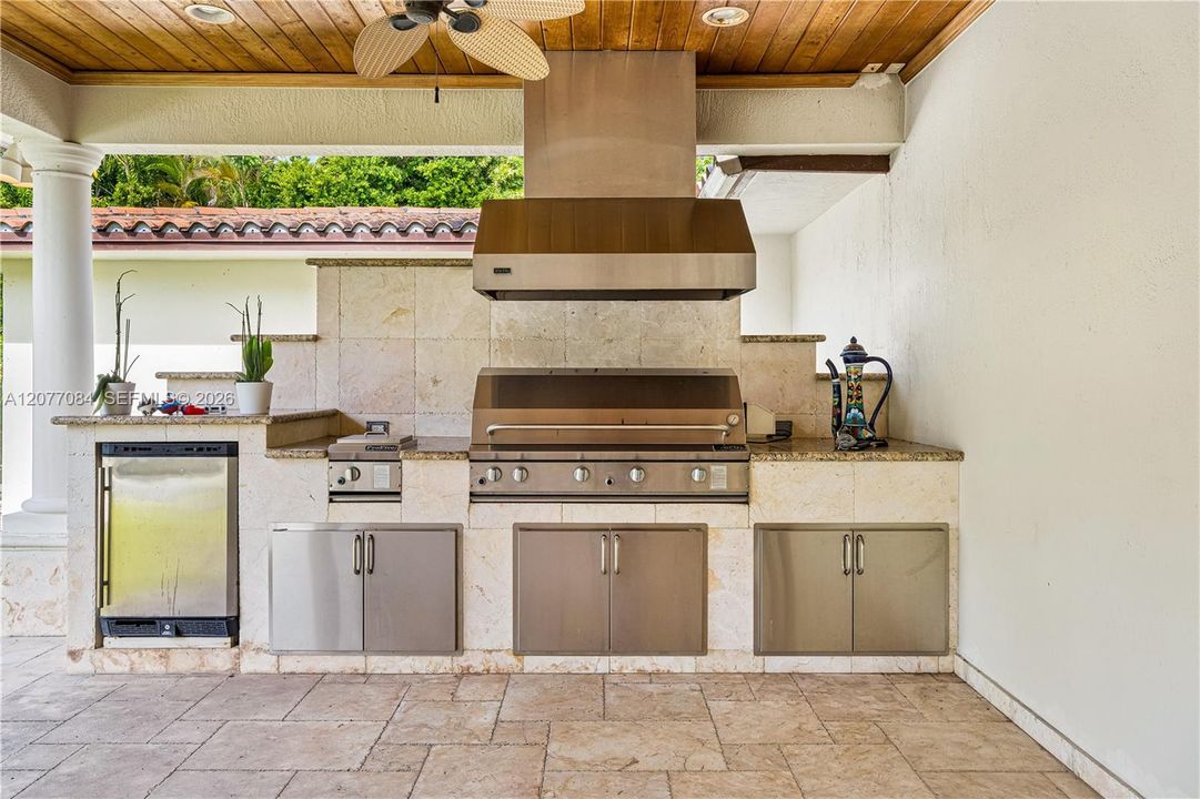 For Sale: $5,785,000 (6 beds, 7 baths, 7563 Square Feet)