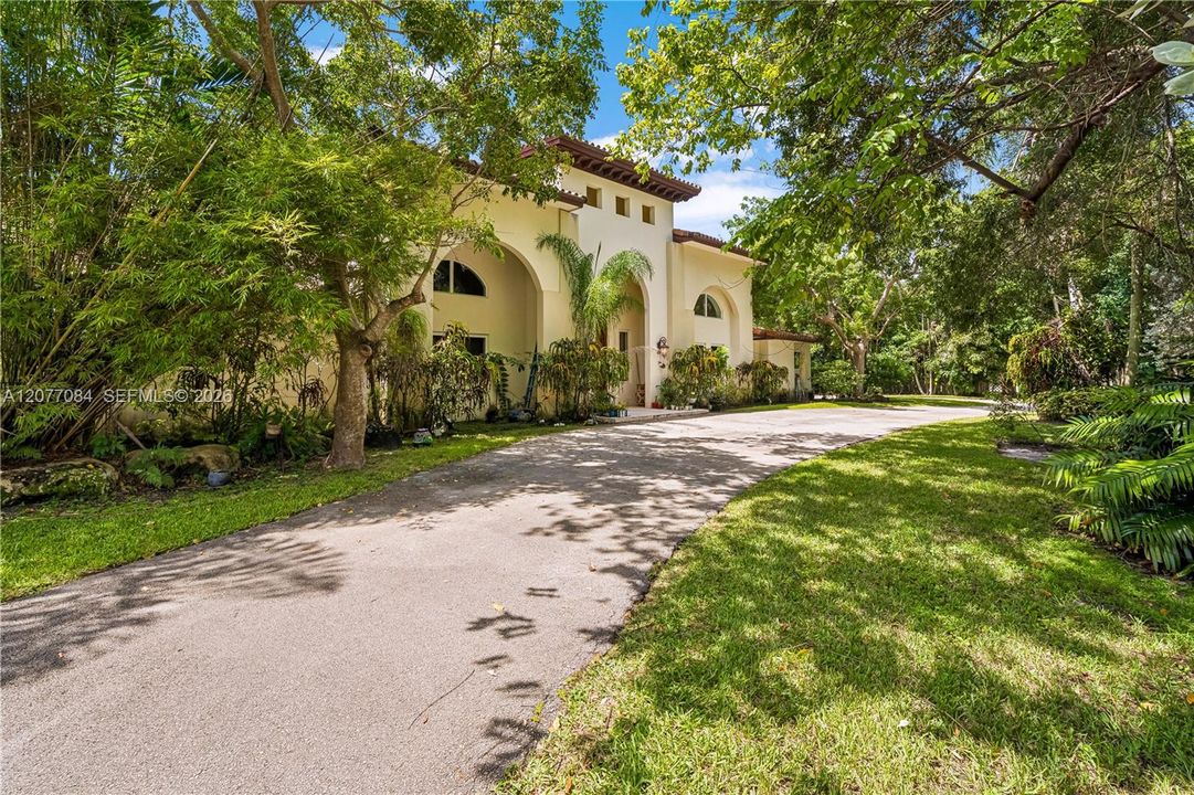 For Sale: $5,785,000 (6 beds, 7 baths, 7563 Square Feet)