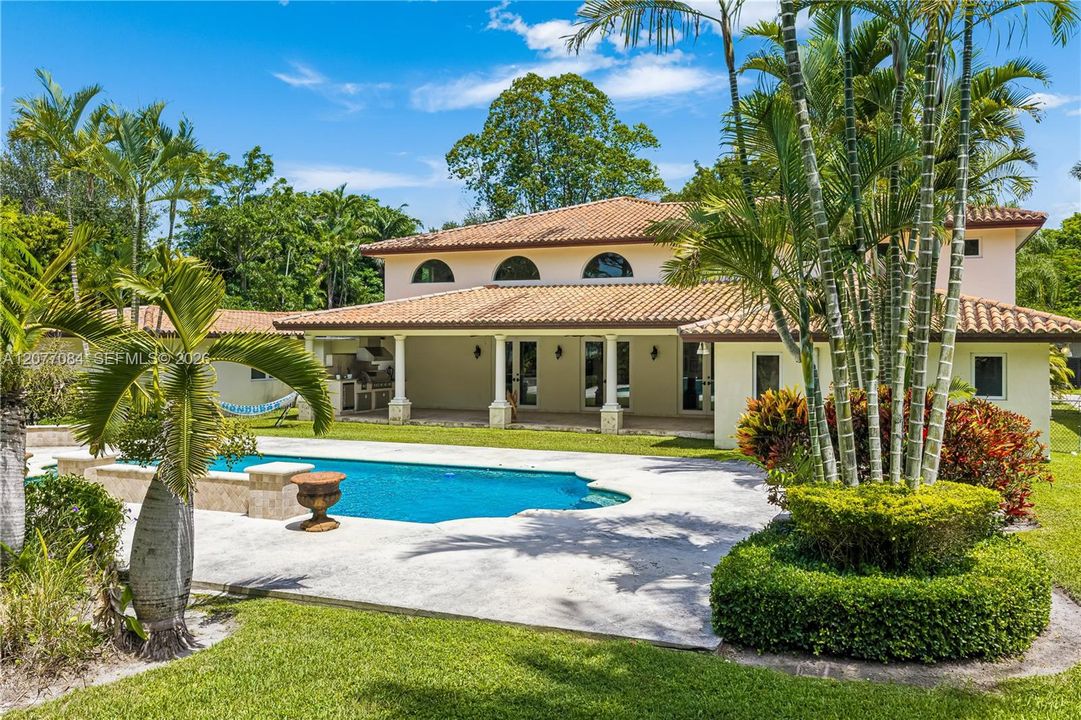 For Sale: $5,785,000 (6 beds, 7 baths, 7563 Square Feet)