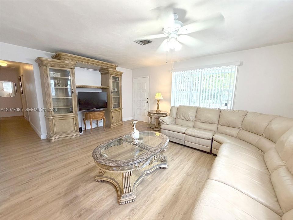 En Venta: $469,900 (3 camas, 2 baños, 1305 Pies cuadrados)