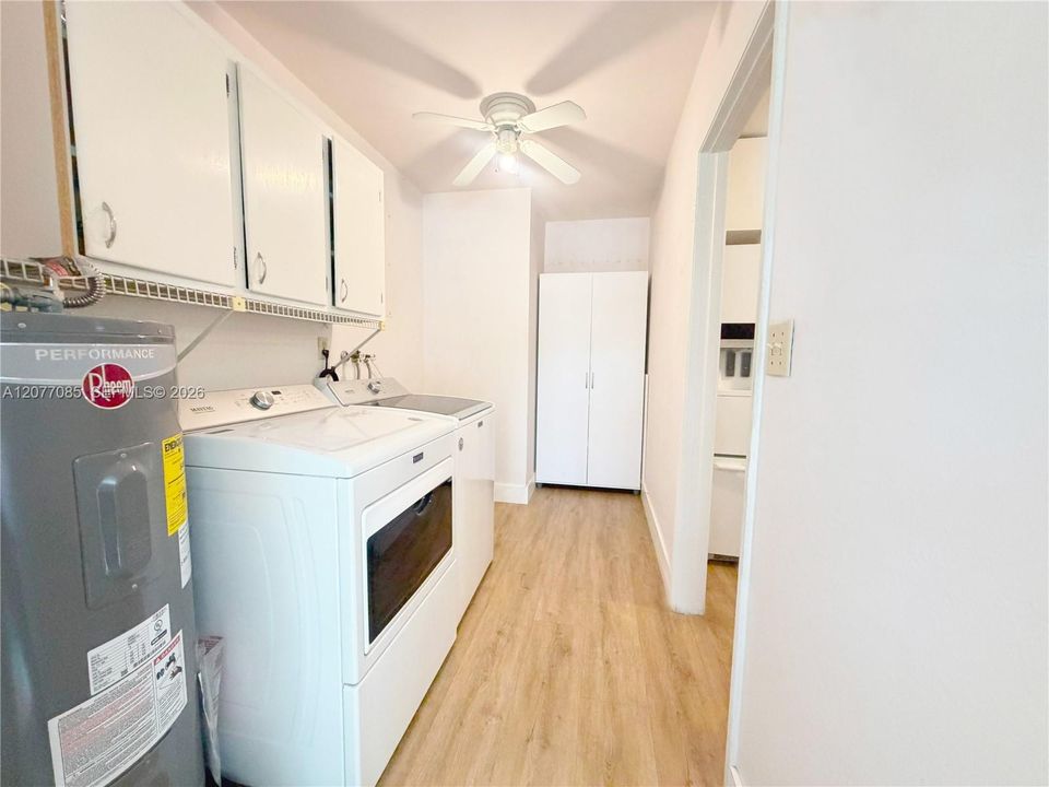 En Venta: $469,900 (3 camas, 2 baños, 1305 Pies cuadrados)