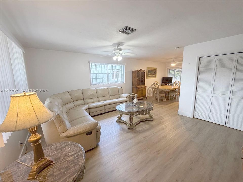 En Venta: $469,900 (3 camas, 2 baños, 1305 Pies cuadrados)