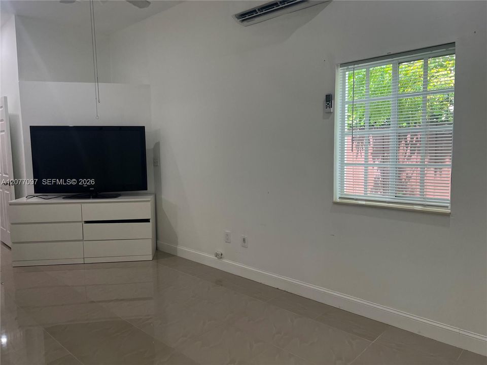 En Renta: $1,650 (0 camas, 1 baños, 1592 Pies cuadrados)