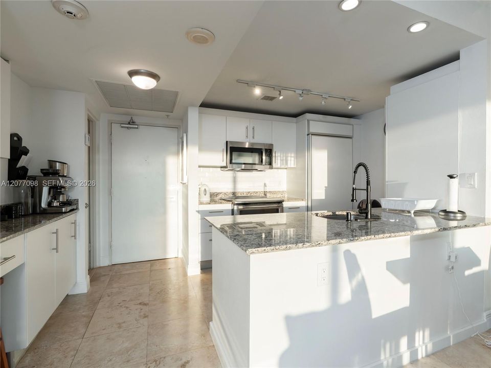 Active With Contract: $649,000 (1 beds, 1 baths, 896 Square Feet)